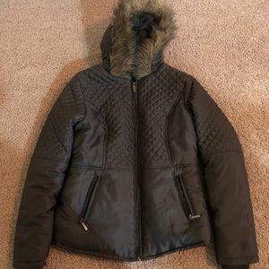 Yoki winter coat with zipper pockets and hood